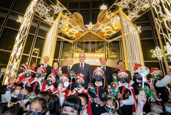 Light up green Christmas blessings, Taishin Holdings 50-meter fantasy ribbon lighting shines in winter night