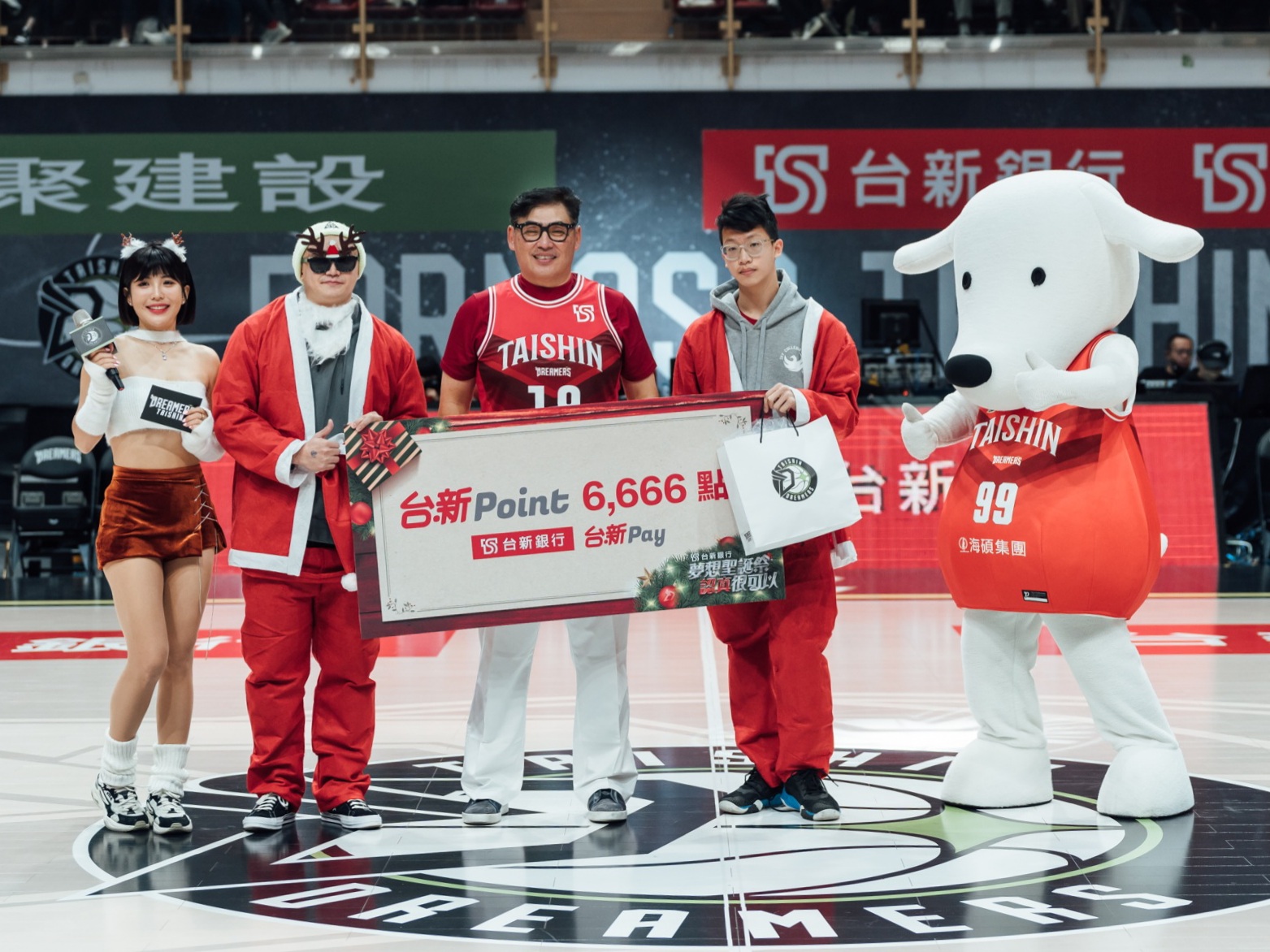 20221225_台新夢想家 聖誕大戰人氣爆棚 台新主題周「夢想聖誕祭、認真很可以」_新聞照2