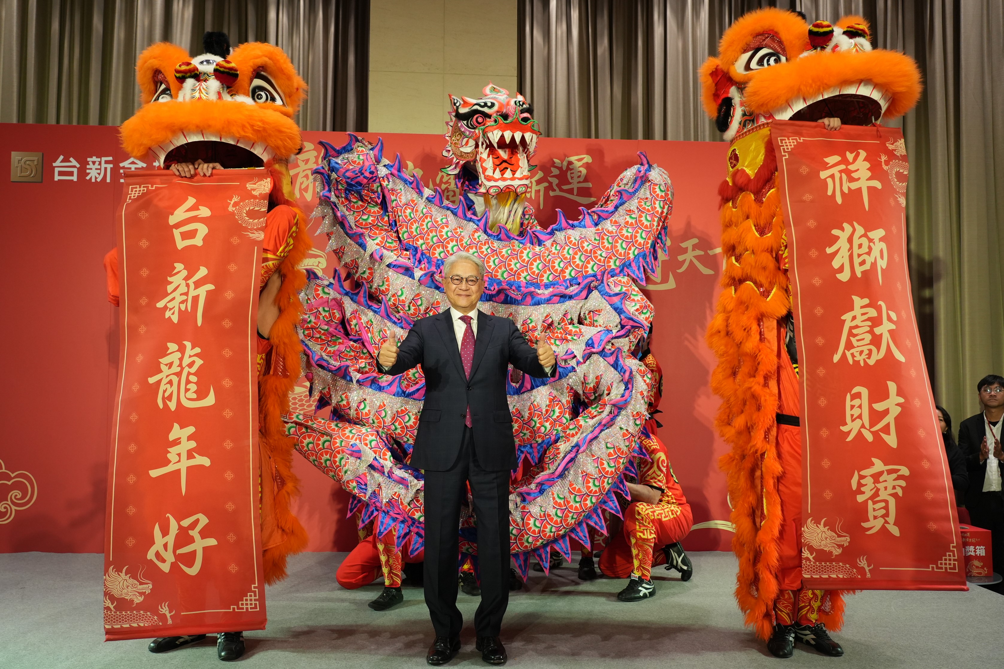 20240215_青龍年開工 台新金團拜期許再創佳績 看2024經濟 吳東亮:審慎樂觀 掌握兩大商機_新聞照1 20240215_青龍年開工 台新金團拜期許再創佳績 看2024經濟 吳東亮:審慎樂觀 掌握兩大商機_新聞照1