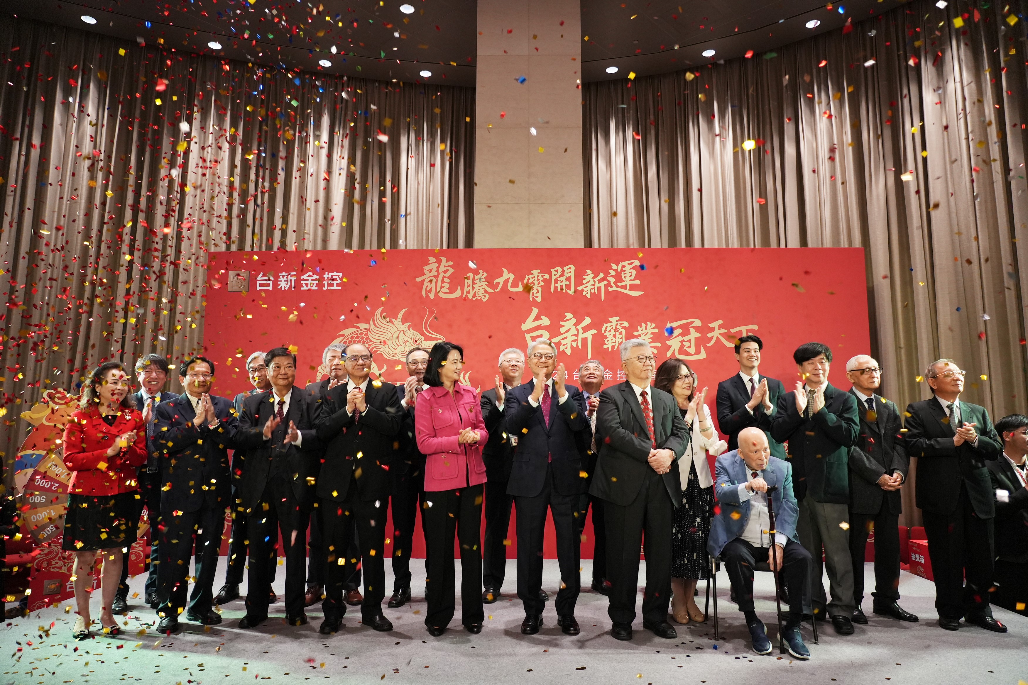 20240215_青龍年開工 台新金團拜期許再創佳績 看2024經濟 吳東亮:審慎樂觀 掌握兩大商機_新聞照3 20240215_青龍年開工 台新金團拜期許再創佳績 看2024經濟 吳東亮:審慎樂觀 掌握兩大商機_新聞照3