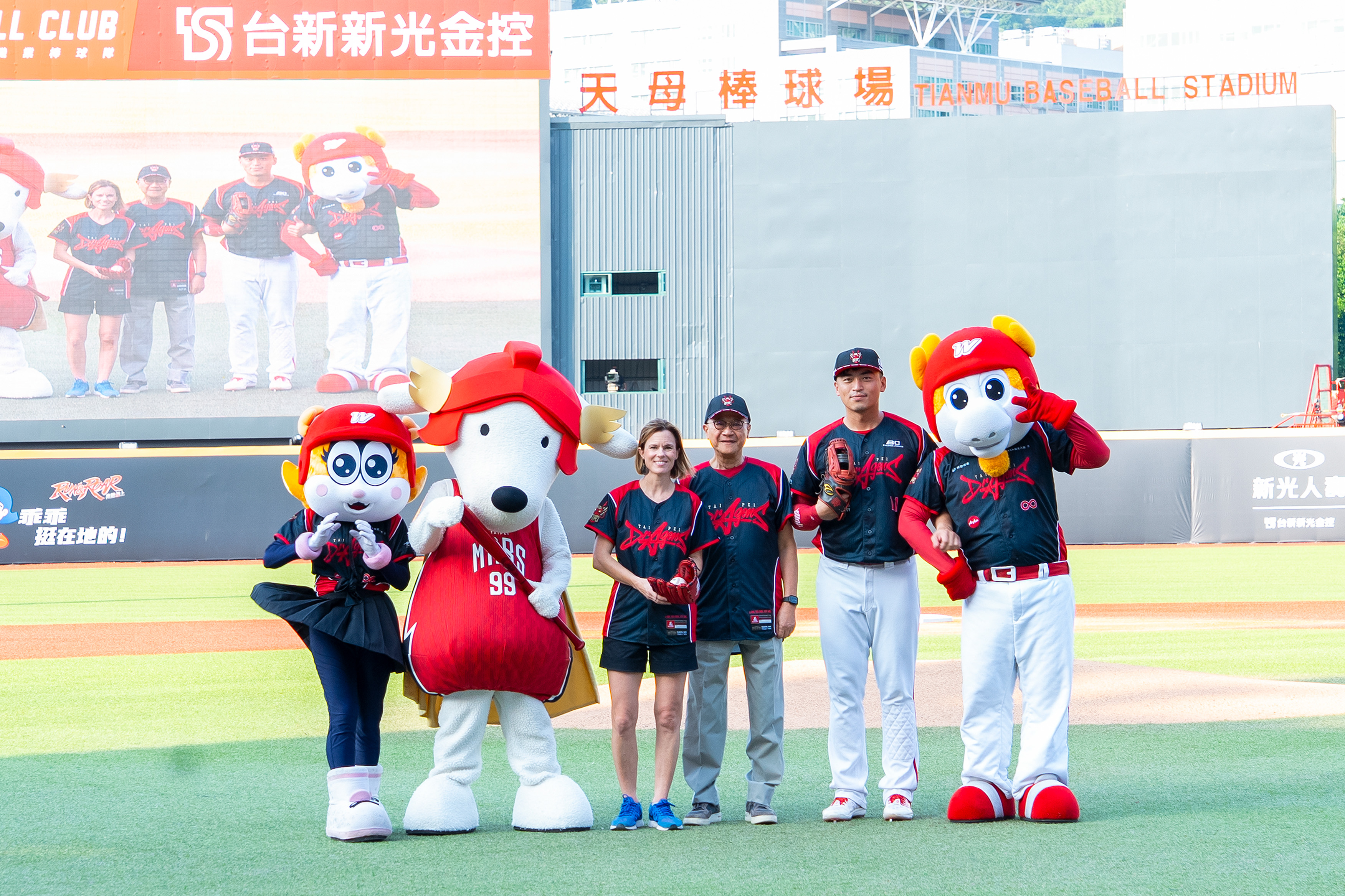 20260531_台新新光金攜手職棒味全龍舉辦主題周活動 董座吳東亮親自到場表支持_新聞照