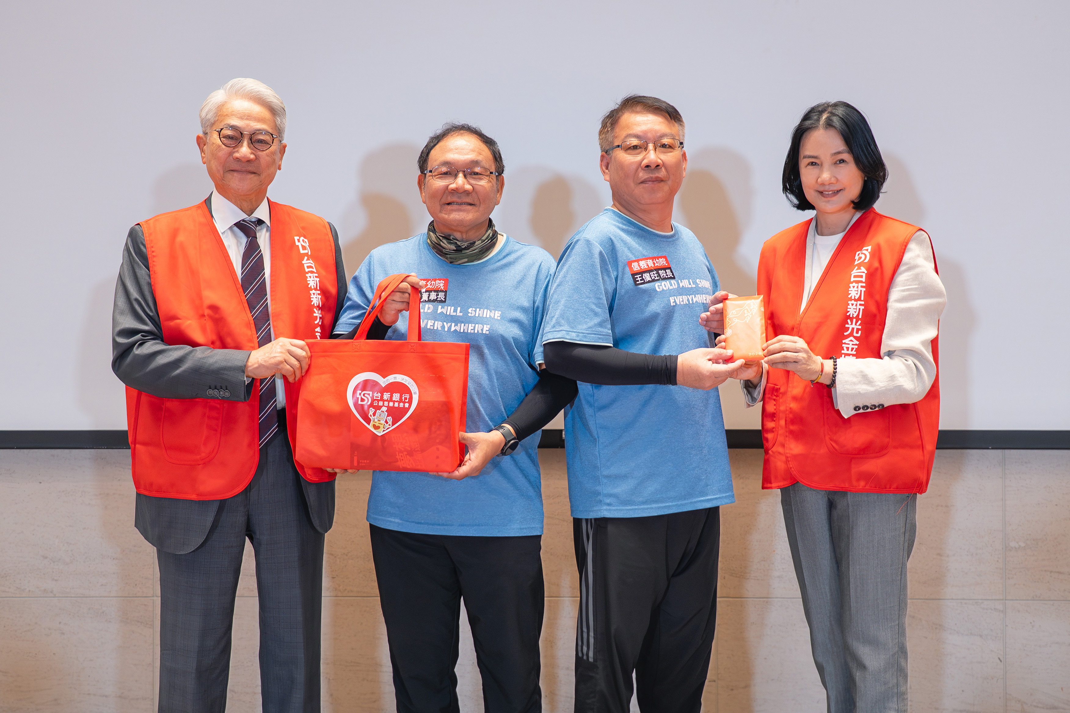 20260706_台新新光金控助雲林信義育幼院童圓夢 董座吳東亮親收院童溫馨獻上《感謝你的愛》_新聞照1 20260706_台新新光金控助雲林信義育幼院童圓夢 董座吳東亮親收院童溫馨獻上《感謝你的愛》_新聞照1