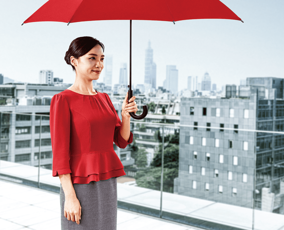 台新金控行員微笑撐傘，展現專業金融服務與企業社會責任、永續核心價值。 | 台新新光金控