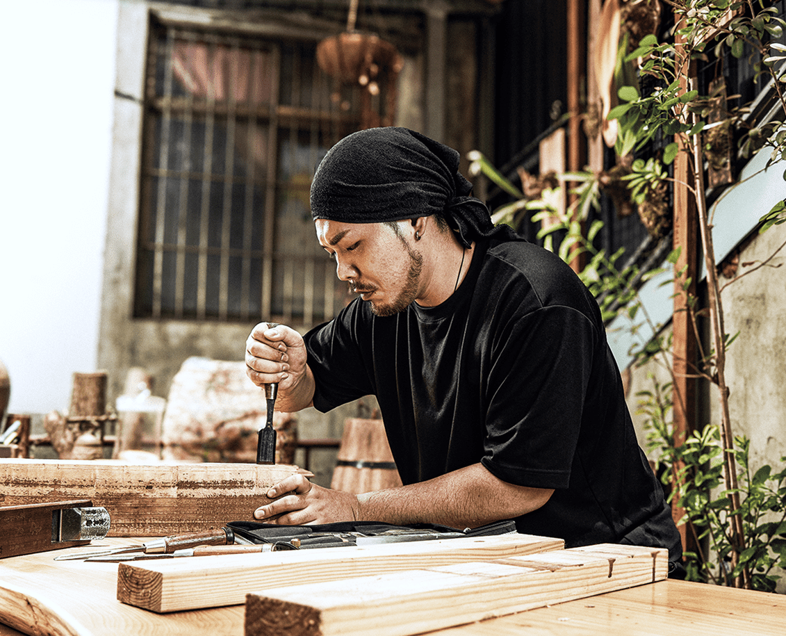 農夫背影行走於整齊農田間，象徵台新金控關注農業永續與友善耕作，實現企業社會責任與土地共榮。 | 台新新光金控